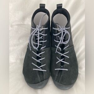 Vintage Keen, black leather and suede
barely worn! Size 9US 39.5 EU
